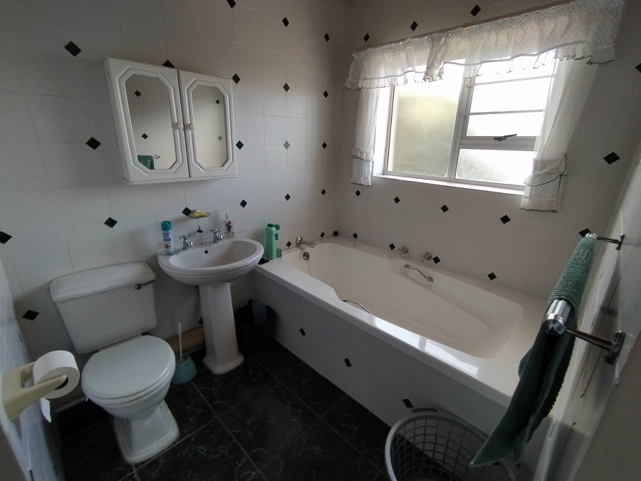 6 Bedroom Property for Sale in De Kelders Western Cape